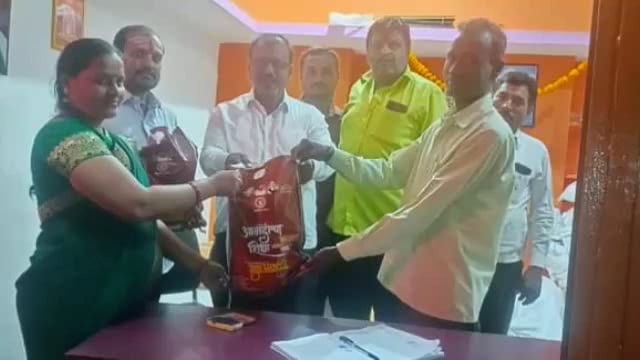विविध सहकारी सोसायटीच्या वतीने पिंपरी येथे शिधापत्रिका धारकांना 100 रुपयांच्या  किटचे वाटप