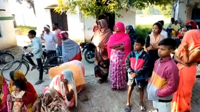 डीह थाना क्षेत्र में खेत की रखवाली करने गए 40 वर्षीय युवक का कुए में लटकता मिला शव, माँ ने बेटे की हत्या का लगाया आरोप।