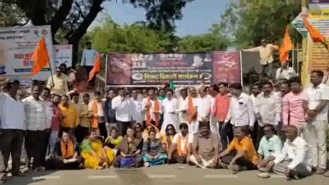 जिल्हाधिकारी कार्यालयासमोर चटणी भाकर खाऊन  दिवाळी साजरी