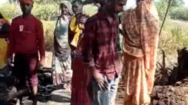 बनकटी के टोला चकफत्ताह में छप्पर में लगी आग,एक मवेशी की जलकर मौत ।