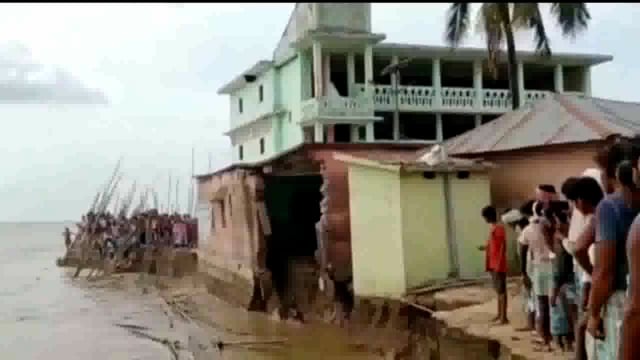 बबला बन्ना गांव के बड़ी मस्जिद का पिछला हिस्सा कटकर गंगा नदी में समाया, लोगों में दहशत का माहौल