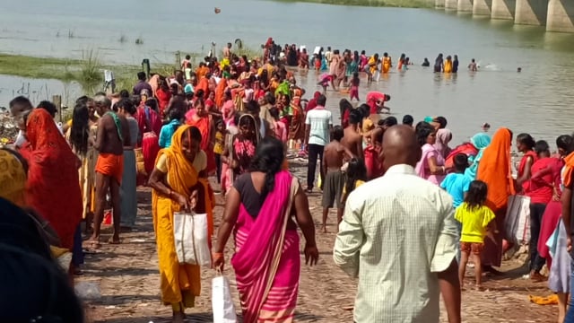 लोक आस्था का महापर्व आज से हुआ प्रारंभ  सूर्यगढ़ा पटेल पुर के पुल घाट में गंगा स्नान के लिए महिलाओं की दिखी काफी भीड़ 