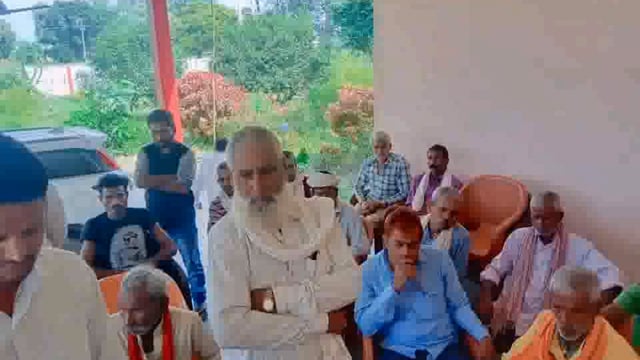 इटवा विधायक माता प्रसाद पांडे ने इटवा स्थित अपने आवास पर क्षेत्र से जनता की सुनी समस्या ।
