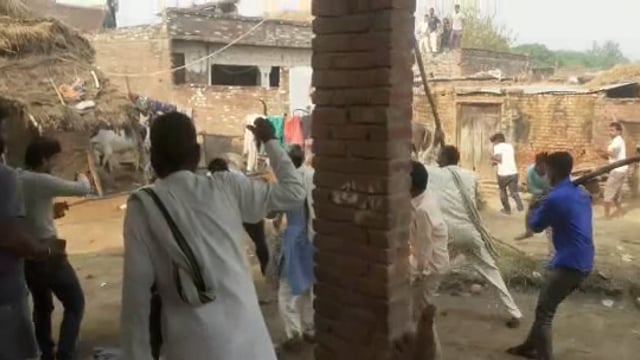  संभल के थाना धनारी क्षेत्र के गांव सुनवर सराय में पुरानी रंजिश को लेकर दो पक्षों में चले लाठी-डंडे  वीडियो हुआ वायरल |