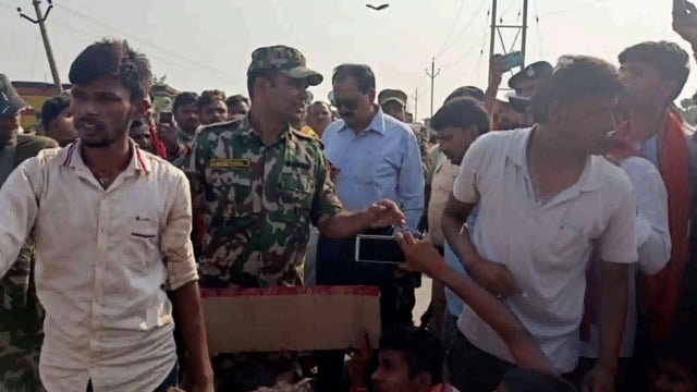 लखीसराय सिकंदरा मुख्य मार्ग के रामगढ़ चौक प्रखंड के समीप सड़क निर्माण को लेकर आक्रोशित ग्रामीणों ने किया सड़क जाम 