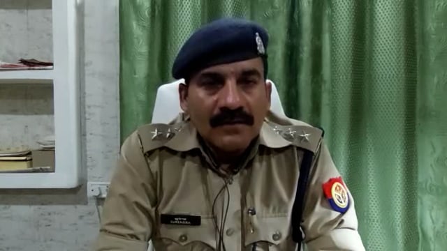 थाना औरैया के अंतर्गत देवकली मंदिर के बाहर पुजारी द्वारा पूजन करते समय एक व्यक्ति द्वारा सब्जी काटने वाली के संबंध सीईओ