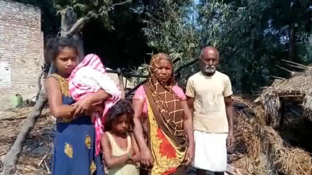 दीपक से जला गरीब का आशियाना खुले आसमान के नीचे रहने को मजबूर हुआ गरीब#Prayagraj 