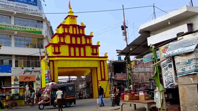 छठ पूजा को लेकर सूर्यगढ़ा नगर परिषद क्षेत्र के पटेल पुर चौक स्थित भव्य पंडाल का निर्माण कराया जा रहा है