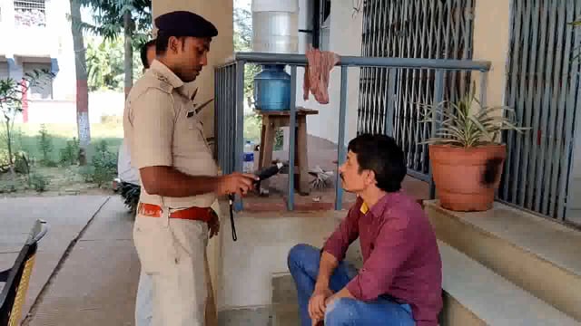 शराब के नशे में झूम रहे एक शराबी को तारापुर पुलिस ने किया गिरफ्तार।