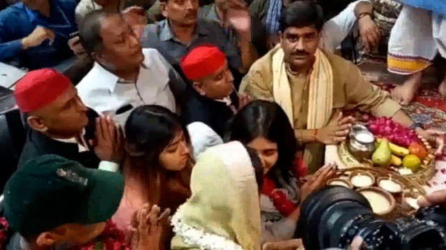 बांके बिहारी मंदिर में पहुंचे पूर्व मुख्यमंत्री परिवार सहित किये दर्शन
