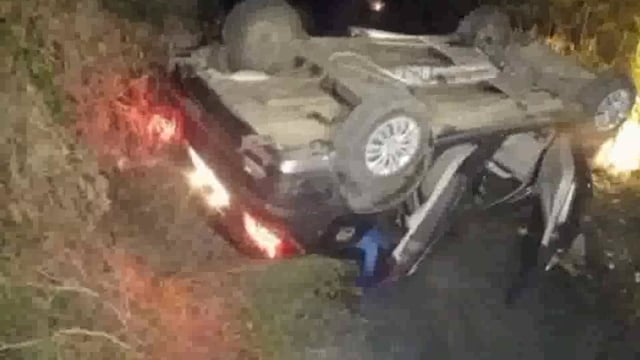 कुल्हड़ियां बैजूडीह संपर्क पथ में नहर की पुलिया के नीचे कार गिरने से चालक सहित पांच जख्मी