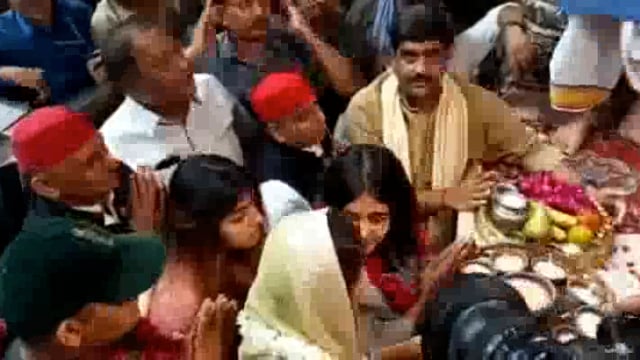 वृंदावन के सुप्रसिद्ध ठाकुर बांके बिहारी मंदिर में दर्शन करने को पहुंचे पूर्व मुख्यमंत्री अखिलेश यादव।