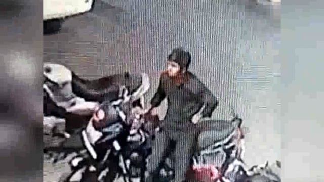 #कोटा में होटल के बाहर खड़ी बाइक चोरी का सीसीटीवी फुटेज आया सामने