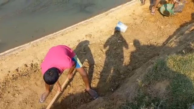 चानन  : चानन प्रखंड क्षेत्र में छठ पूजा को लेकर घाटो कि सफाई जोरो पर।