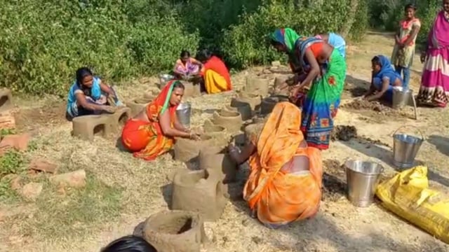 चानन  : चानन प्रखंड क्षेत्र में नहाय-खाय के साथ शुक्रवार शुरु होने वाले छठ पर्व को लेकर चुल्हे की हो रही तैयारी।