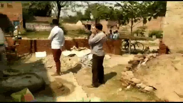 जर्जर पंचायत भवन पर पड़ोसी की नज़र हुयी टेढ़ी, अवैध पक्का निर्माण कर कब्जा करने की फिराक में, 
प्रधान लेखपाल सचिव ने रोका