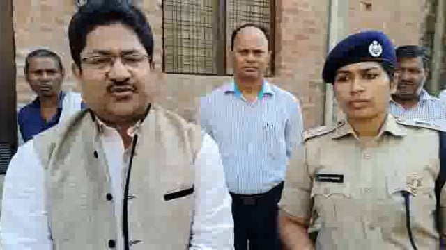 मृतिका सोम्या के परिवारीजनों से मिले Dm पी सी श्रीवास्तव व Sp चारू निगम ने दिखाई मानवता की आर्थिक मदद#Dm #Sp auraiya