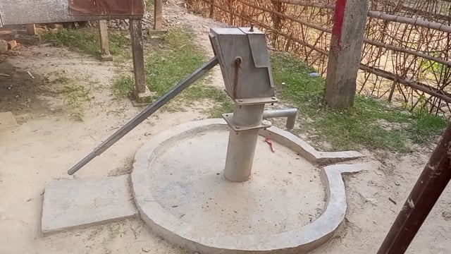 गोंडा रोड बहराइच स्थित प्राथमिक विद्यालय के बगल में लगा जल निगम हैंड पंप कई बार सही हुआ लेकिन फिर वही हालात 