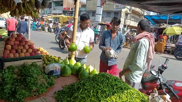छठ वर्ती गंगा स्नान के बाद कल कद्दू भात की तैयारी को लेकर बाजारों में खरीदारी करते दिखी