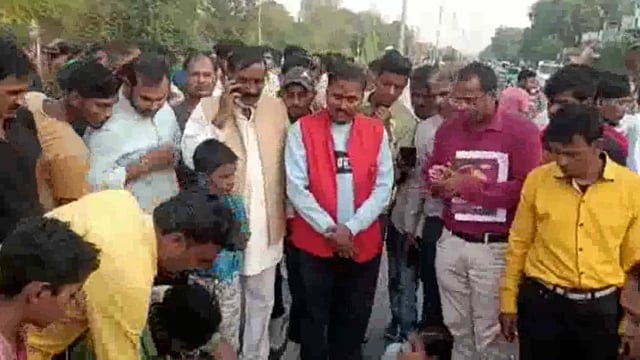 महुआरी गांव की छात्रा को बदमाशों ने  कान की बाली छीन कर ऑटो से फेंका था नीचे,मौत के बाद परिजनों ने शव रखकर किया चक्काजाम