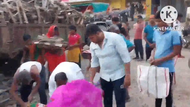 नालंदा : गौरागढ़ और कल्याणपुर मोहल्ला में छठ पर्व को लेकर भोसु भाई यादव निशुल्क आम की लकड़ी का वितरण किया। 