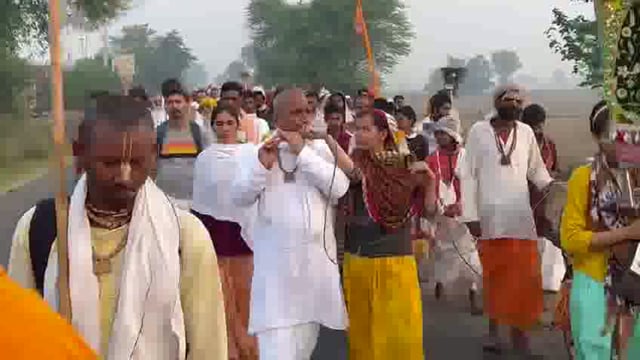 ब्रज शिरोमणि एवं विरक्त संत श्री रमेश बाबा की ब्रज चौरासी कोस यात्रा अगले पड़ाव की ओर बढ़ते हुए