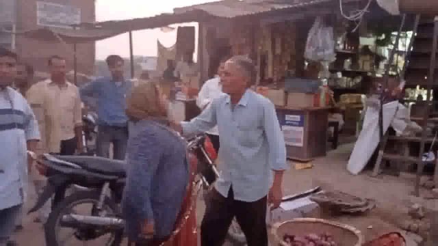गोवर्धन में सब्जी विक्रेता ने महिला से की अभद्रता , महिला ने सब्जी विक्रेता की जमकर की धुनाई ।