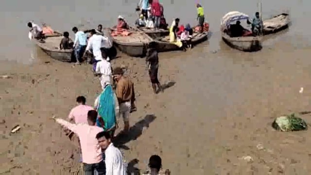 सुजावन देव घाट पर अव्यवस्थाओं के बीच हज़ारों श्रद्धालुओ ने लगाई आस्था की डुबकी 