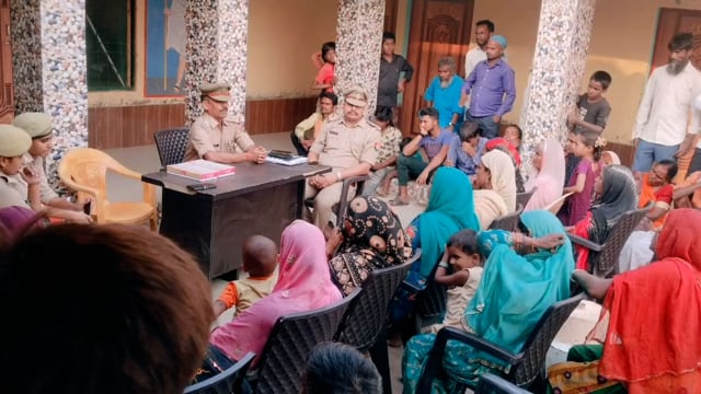 मिश्रौलिया थाना क्षेत्र में एंटी रोमियो एस्कॉर्ट पुलिस टीम द्वारा महिला सुरक्षा के संबंध में दी गई जानकारी ।