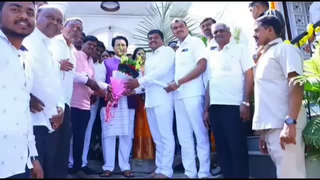 किरण बागबंदे यांचा आमदार अमित देशमुख यांनी केले बाबळगाव येथे अभिनंदन