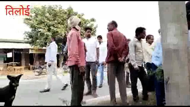 अमेठी: छुट्टा जानवर बचाने के चक्कर मे जायस की ओर से आ रही कार जा घुसी गढ्ढे मे कार सावार युवक बाल बाल बचे ग्रामीणों की म