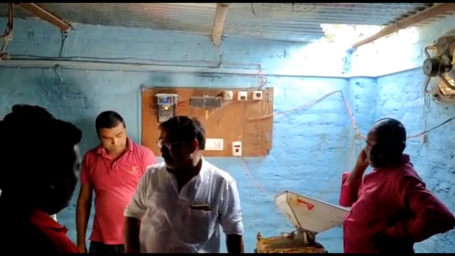 दुकान में अज्ञात चोरों ने हजारों रुपये की सामानों चोरी की।