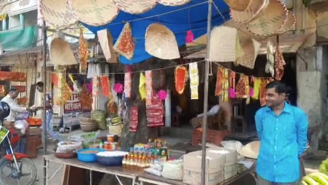 छठ पूजा के लिए सजी सुंदर दुकाने चोरी छुपे ली खरीदने निकली महिलाएंU