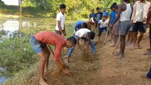 चानन  : प्रखंड क्षेत्र के विभिन्न छठ घाटोंका साफ-सफाई अभियान चलाया जा रहा है।