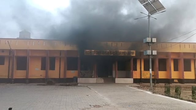 औरैया जिला से बड़ी खबर दिबियापुर नगर के सामुदायिक स्वास्थ्य केंद्र में लगी भीषण आग मौके पर पहुंची फायर ब्रिगेड #chc