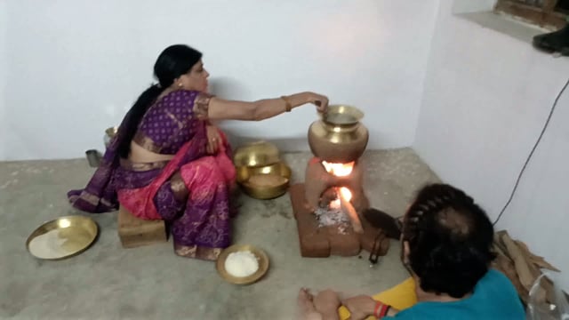 आस्था का महापर्व के दूसरे दिन आज छठ वर्ती खरना का प्रसाद मिट्टी के चूल्हे पर बनाते दिखे
