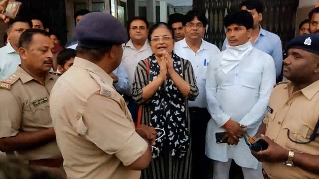  अपर पुलिस अधीक्षक व सीओ सिटी एवं थाना पुलिस एवं फायर विभाग का धन्यवाद करती सीएमओ डॉक्टर अर्चना श्रीवास्तव