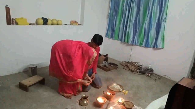 संध्या समय छठ वर्ती खरना का प्रसाद बनाकर विधि विधान पूर्वक पूजा अर्चना कर अपने परिवार की कुशल मंगल की कामना की