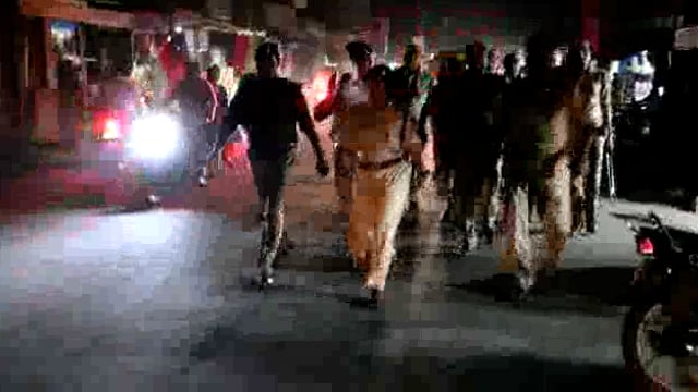 थाना बिधूना जनपद औरैया चारू निगम द्वारा आगामी त्योहारों के दृष्टिगत भारी पुलिस के साथ पैदल गस्त करते हुए 