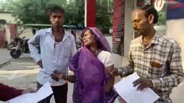 दबंगों ने घर में घुसकर वृद्धा को पीटकर किया घायल