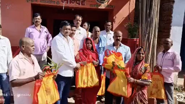 आजसू केन्द्रीय सचिव अर्जुन बैठा के नेतृत्व में सैकड़ों छठव्रतियों के बीच फल समेत छठ कीट का वितरण 