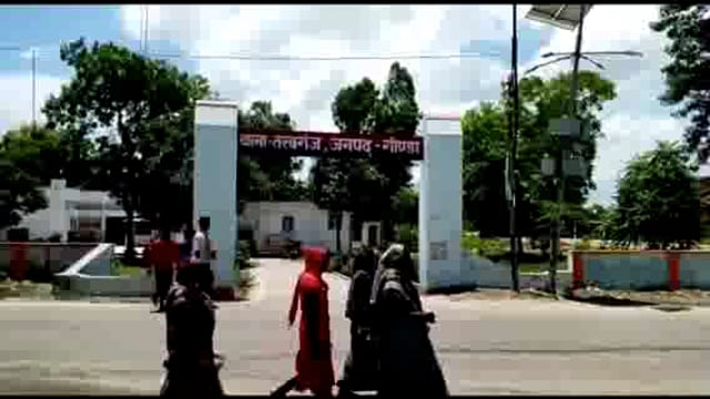 तरबगंज बैंक खाते से रुपए गायब होने की जानकारी देते हुए उपभोक्ता