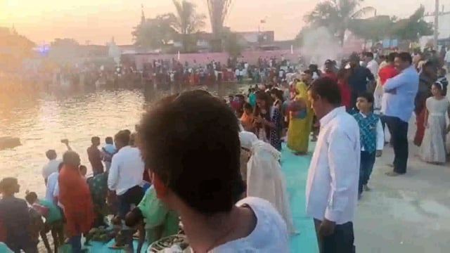सूरजगढ़ा सलेमपुर हनुमान मंदिर तालाब स्थित हजारों की संख्या में छठव्रतियों ने अस्ताचलगामी सूर्य को अर्घ्य देने पहुंची 