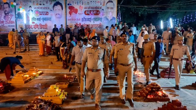 कड़ी सुरक्षा के बीच जिले के विभिन्न स्थानों पर महिलाओं ने छठ माता की पूजा के साथ सूर्य देव को दिया अर्ध्य