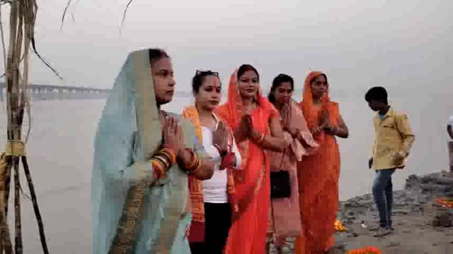  छठ पर्व पर जिले के विभिन्न घाटों पर उमड़ा श्रद्धालुओं का जनसैलाब, व्रती महिलाओं ने डूबते सूर्य को दिया अर्घ्य 