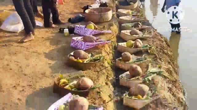 फुल्लीडुमर प्रखंड के सभी छठ घाटों पर रविवार को श्रद्धालु भक्तों ने अस्ताचलगामी भगवान सूर्य को पहला आज अर्पित किया 