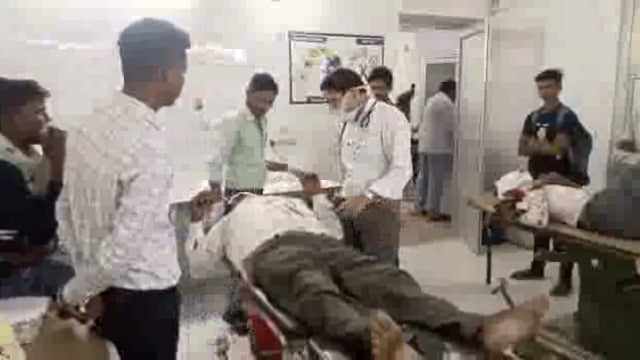 सड़क हादसे में 3 व्यक्ति गम्भीर रूप से घायल