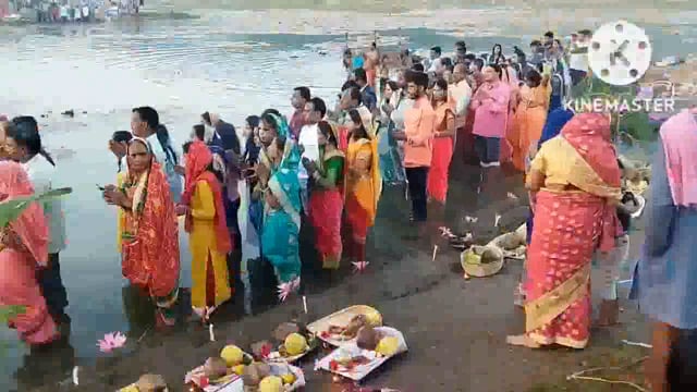 उगते सूर्य के अर्घ्य के साथ ही छठ महापर्व का हुआ समापन छठ व्रती के चरण छू लोगों ने लिया आशीर्वाद