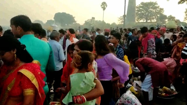 उदयीमान सूरज को अर्घ्य देने के बाद छठ व्रतियों ने 36 घंटे का निर्जला व्रत का समापन किया