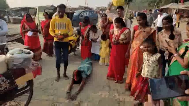 मनोकामनाओं की पूर्ति के लिए ढोल-नगाड़े के साथ लेट कर परिक्रमा करते हुए संगम घाट तक पहुंची व्रती महिलाएं
